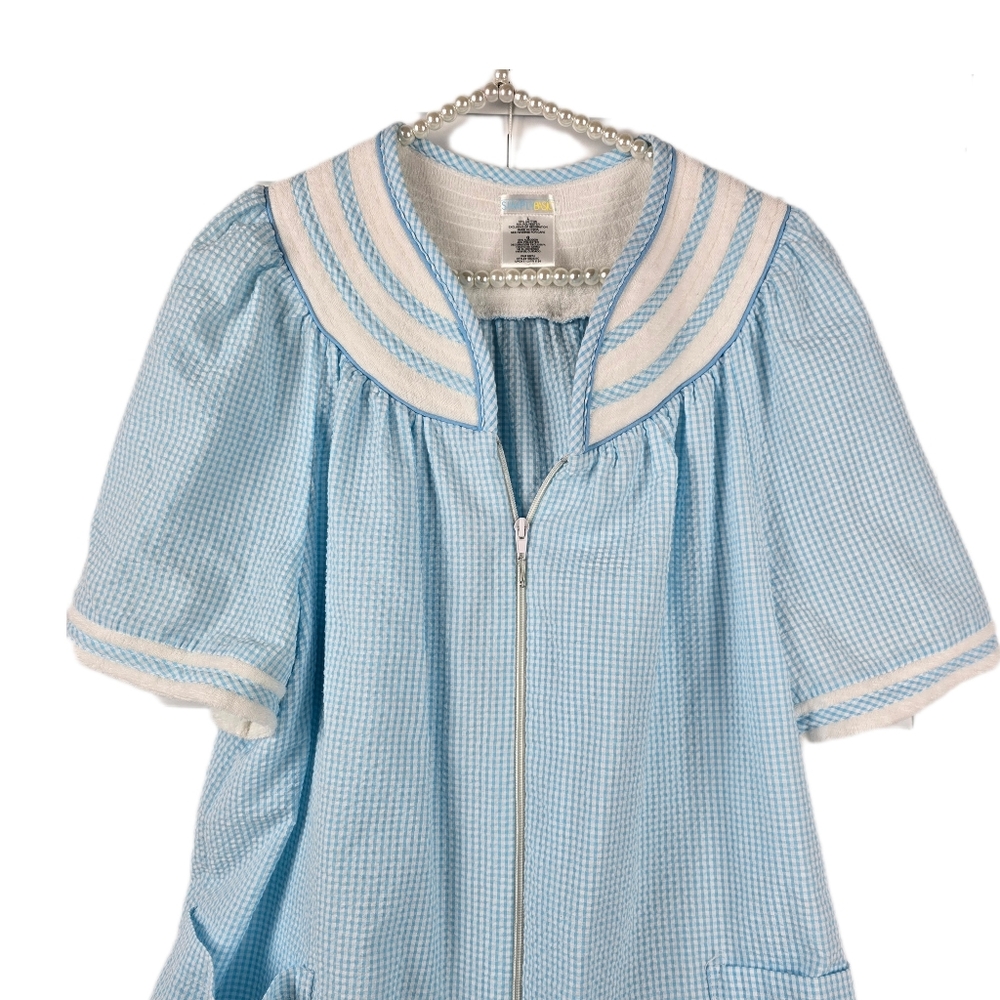 Simply Basic Lightweight Robe - Picture 2 of 11